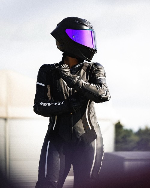 GG.bikergirls421 🩶 BMW S1000RR 🛞 Diablo Rosso III @bikelover.world