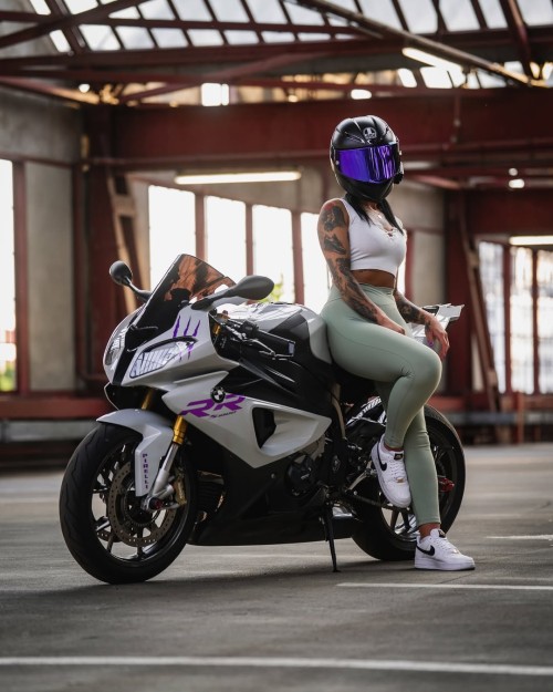 GG.bikergirls421 @lisalavida rr BMW S1000RR 🛞@bikelover.world