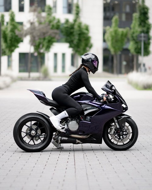 GG.bikergirls422@xenia.v2~Germany Panigale V2