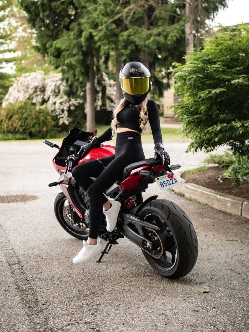 GG.bikergirls424•In photo @mini.mexx.m,,@la.moto.vita📸 @nvalidphotography